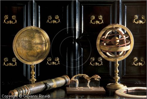 ITALY - AREZZO
Casa Museo Ivan Bruschi
secondo piano terra: Sala del Medagliere
planisfero in legno e carta (A. Pellicier - Parigi) e sfera armillare in legno e carta del secolo XIX