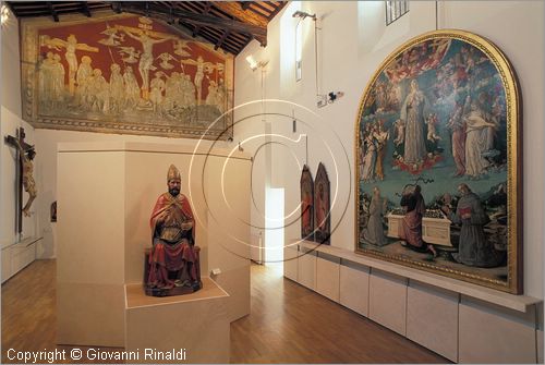 ITALY - MONTALCINO (SI) - Museo Civico e Diocesano d'Arte Sacra: sala B - statua lignea di San Pietro di Francesco Valdambrino ('400) - a destra Assunzione di Girolamo di Benvenuto (1510)