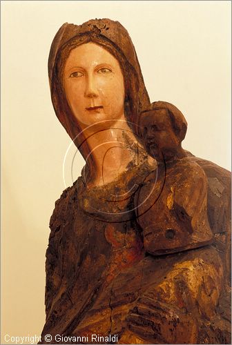 ITALY - MONTALCINO (SI) - Museo Civico e Diocesano d'Arte Sacra: sala M - Madonna col Bambino (legno intagliato e dipinto da scultore senese della met del '300)