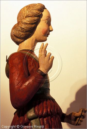 ITALY - MONTALCINO (SI) - Museo Civico e Diocesano d'Arte Sacra: sala L - Angelo Annunciante (legno intagliato e dipinto dal Maestro del Maestro della Santa Caterina d'Alessandria - primi del '400)