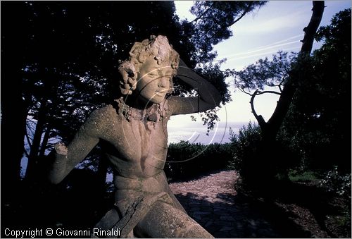 ITALY - NERVI (GE) - Villa Luxoro - una statua nel parco