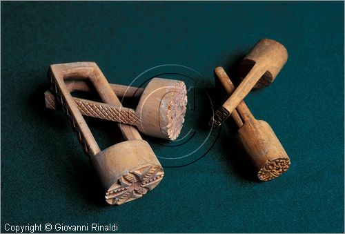 ITALY - PALMI (RC) - Museo Calabrese di etnografia e Folklore "Raffaele Corso" - stampi in legno per dono nuziale