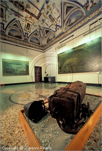 ITALY - Genova Pegli - Museo Navale - Sala del Vello d'oro - secchio di ferro di cicogna e trave galleggiante con catena (XVII secolo)