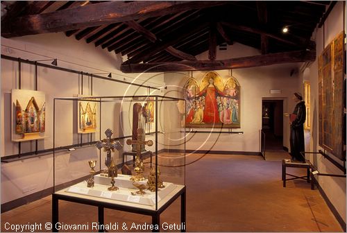 ITALY - PIENZA (SI) - Museo Diocesano d'Arte Sacra - sala 2: veduta della sala con in fondo la grande tavola della Madonna della Misericordia (Bartolo di fredi - 1364), al centro vetrina con oreficeria senese del '400