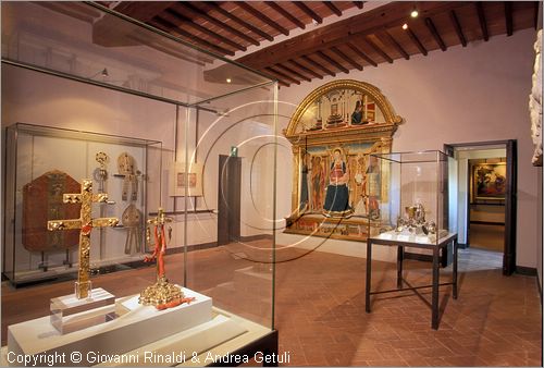 ITALY - PIENZA (SI) - Museo Diocesano d'Arte Sacra - sala 5: veduta della sala con la grande tavola di Lorenzo di Pietro detto il Vecchietta, al centro oreficeria del '400