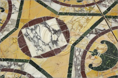 ITALY - LAZIO - ROMA - ROME - Museo dell'Alto Medioevo (ex Palazzo delle Scienze dell'EUR) - Opus Sectile di Porta Marina di Ostia Antica - la straordinaria decorazione a intarsio di marmi colorati che ornava la sala di rappresentanza di una domus monumentale - particolare del pavimento di marmi preziosi (giallo antico, serpentino, porfido rosso e pavonazzetto), decorato con motivi a stelle, ottagoni e cerchi combinati con grande eleganza