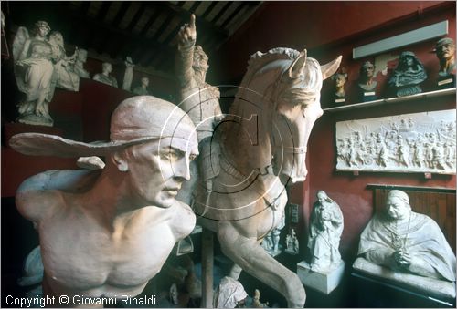 ROMA
Museo Canova-Tadolini
sala centrale
"genio aviatore" di G.Tadolini
dietro la grande statua equestre del Maresciallo De Sucre di E.Tadolini