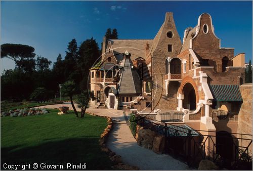 ROMA
Villa Torlonia
Casina delle Civette
sede del Museo delle vetrate
veduta esterna