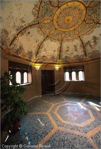 ROMA
Villa Torlonia
Casina delle Civette
Museo delle Vetrate
Pagoda
affreschi e stucchi