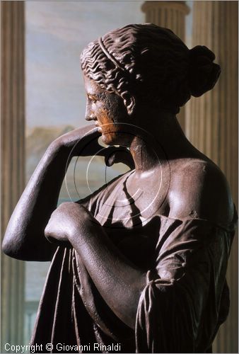 ROMA
Villa Torlonia
Museo del Casino dei Principi
Piano nobile, terza sala (Sala da Pranzo o Sala delle Vedute).
Statua di Diana in ghisa di autore ignoto del XIX secolo, copia di una statua rinvenuta dagli scavi di Gabii del 1792 di copia romana di un originale greco probabilmente di Prassitele nel 345-46