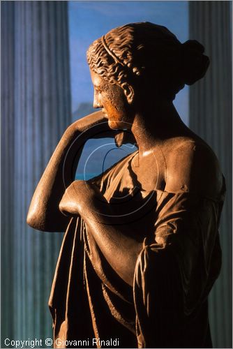 ROMA
Villa Torlonia
Museo del Casino dei Principi
Piano nobile, terza sala (Sala da Pranzo o Sala delle Vedute).
Statua di Diana in ghisa di autore ignoto del XIX secolo, copia di una statua rinvenuta dagli scavi di Gabii del 1792 di copia romana di un originale greco probabilmente di Prassitele nel 345-46