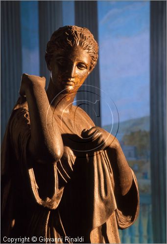 ROMA
Villa Torlonia
Museo del Casino dei Principi
Piano nobile, terza sala (Sala da Pranzo o Sala delle Vedute).
Statua di Diana in ghisa di autore ignoto del XIX secolo, copia di una statua rinvenuta dagli scavi di Gabii del 1792 di copia romana di un originale greco probabilmente di Prassitele nel 345-46