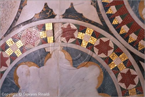 ROMA
Villa Torlonia
Museo del Casino dei Principi
Piano superiore, sala dei frammenti della cappella
pavimento in marmi policromi e tessere di mosaico degli inizi del XIX secolo