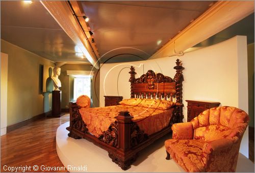 ROMA
Villa Torlonia
Museo del Casino dei Principi
Piano superiore
mobilio della camera da letto di Giovanni Torlonia poi utilizzata da Benito Mussolini