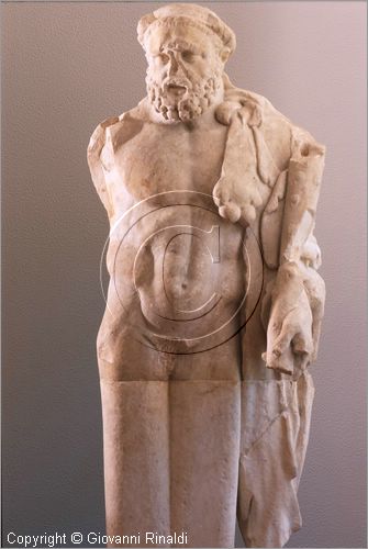 ROMA
Villa Torlonia
Museo del Casino dei Principi
Piano inferiore
Torso di Herakles in marmo lunense di et Adrianea su erma moderna
restauro Cavaceppi