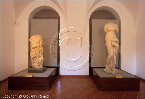 ROMA
Villa Torlonia
Museo del Casino dei Principi
Piano inferiore
sala con figura femminile panneggiata in marmo lunense (I secolo a.C.) e Afrodite in marmo di Thasos di et Flavia ed Adrianea (I-II secolo d.C.)