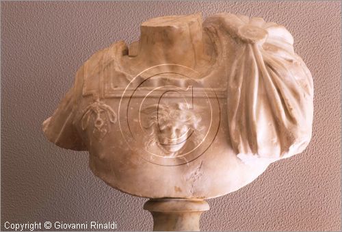 ROMA
Villa Torlonia
Museo del Casino dei Principi
Piano inferiore
Busto virile loricato con gorgone in marmo microasiatico di prima et Antonina (II secolo d.C.)