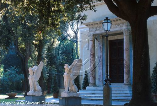 ROMA
Villa Torlonia
Museo del Casino dei Principi
esterno
sfingi alate in travertino realizzate dagli scultori Clemente Massimi e Girolamo Sartorio (della scuola di Valadier) (1830 circa) poste di fronte al protiro monumentale che fa da ingresso al piano nobile del museo