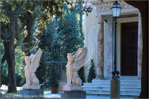 ROMA
Villa Torlonia
Museo del Casino dei Principi
esterno
sfingi alate in travertino realizzate dagli scultori Clemente Massimi e Girolamo Sartorio (della scuola di Valadier) (1830 circa) poste di fronte al protiro monumentale che fa da ingresso al piano nobile del museo