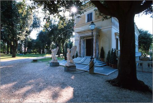 ROMA
Villa Torlonia
Museo del Casino dei Principi
esterno
sfingi alate in travertino realizzate dagli scultori Clemente Massimi e Girolamo Sartorio (della scuola di Valadier) (1830 circa) poste di fronte al protiro monumentale che fa da ingresso al piano nobile del museo