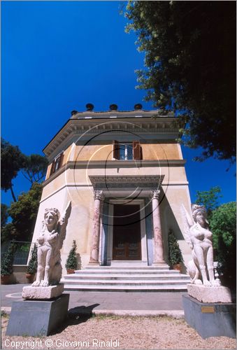 ROMA
Villa Torlonia
Museo del Casino dei Principi
esterno
sfingi alate in travertino realizzate dagli scultori Clemente Massimi e Girolamo Sartorio (della scuola di Valadier) (1830 circa) poste di fronte al protiro monumentale che fa da ingresso al piano nobile del museo