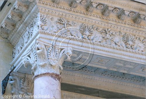 ROMA
Villa Torlonia
Museo del Casino dei Principi
esterno
particolare del protiro monumentale che fa da ingresso al piano nobile del museo