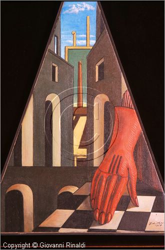 ROMA
Casa-Museo Giorgio De Chirico
nel Palazzo dei Borgognoni in piazza di Spagna
"triangolo metafisico con guanto rosso" del 1958