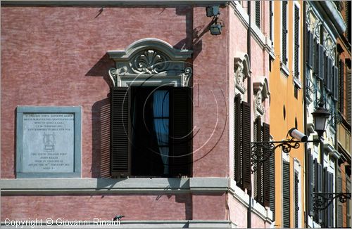 ROMA
"Keats-Shelley Memorial House"
museo dedicato alla memoria dei due poeti inglesi nella casa dove visse per qualche mese e mor John Keats
in piazza di Spagna
lapide sulla parete esterna della casa che affaccia sulla scalinata di Trinit dei Monti