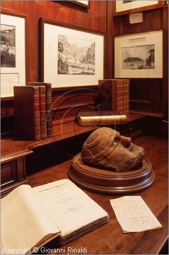 ROMA
"Keats-Shelley Memorial House"
museo dedicato alla memoria dei due poeti inglesi nella casa dove visse per qualche mese e mor John Keats
in piazza di Spagna