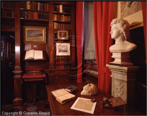 ROMA
"Keats-Shelley Memorial House"
museo dedicato alla memoria dei due poeti inglesi nella casa dove visse per qualche mese e mor John Keats
in piazza di Spagna