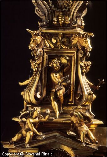 ROMA
San Pietro in Vaticano
Museo del Tesoro di San Pietro
Croce in bronzo dorato e cristallo di rocca inciso di Antonio Gentili da Faenza (secolo XVI)
particolare