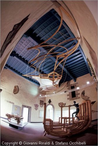 ITALY - VINCI (FI)
Museo Leonardiano nel Castello dei Conti Guidi
sala del primo piano  con sezione di nave e ala articolata