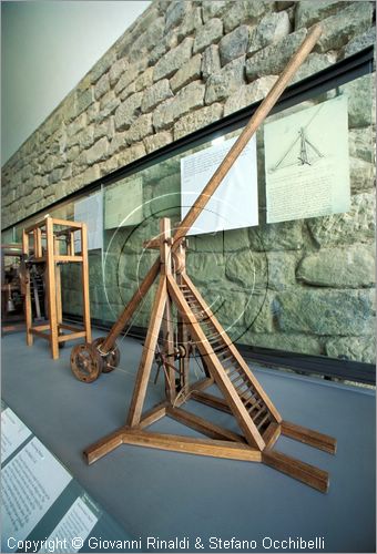 ITALY - VINCI (FI)
Museo Leonardiano nel Castello dei Conti Guidi
sala del piano terra con modello di macchina per rizzare le antenne disegnata da Leonardo da Vinci