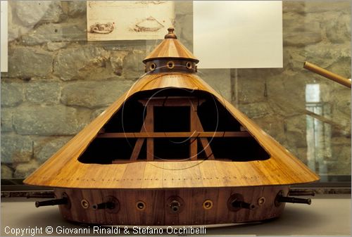 ITALY - VINCI (FI)
Museo Leonardiano nel Castello dei Conti Guidi
sala del piano terra con modello di carro armato a base circolare, corrazza conico e bocche di fuoco disegnato da Leonardo da Vinci