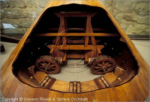 ITALY - VINCI (FI)
Museo Leonardiano nel Castello dei Conti Guidi
sala del piano terra con modello di carro armato a base circolare, corrazza conico e bocche di fuoco disegnato da Leonardo da Vinci