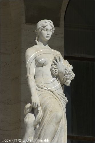 ITALY - ROMA - EUR - Palazzo della Civilt Italiana ora Palazzo della Civilt e del Lavoro (Giovanni Guerrini, Ernesto La Padula e Mario Romano, 1938-43), definito anche il "Colosseo quadrato" e assunto a simbolo del quartiere - particolare di statue sotto le arcate dei primo ordine raffiguranti arti e attivit umane