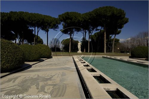 ITALY - ROMA - EUR - statua presso il Palazzo degli Uffici