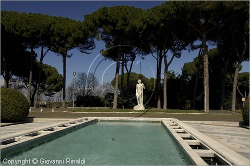 ITALY - ROMA - EUR - statua presso il Palazzo degli Uffici