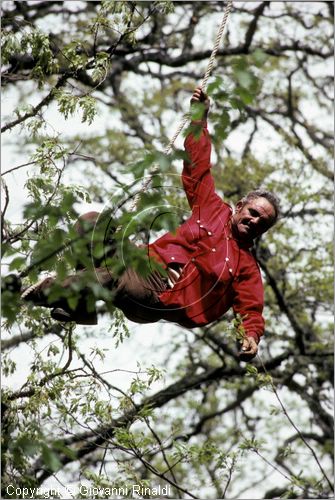 ITALY - ACCETTURA (MT)
"Matrimonio degli alberi" per San Giuliano (dall'ascensione al marted dopo la Pentecoste)
prima fase: taglio del maggio nel bosco di Montepiano (ascensione)