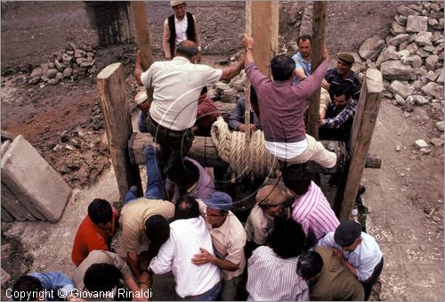 ITALY - ACCETTURA (MT)
"Matrimonio degli alberi" per San Giuliano (dall'ascensione al marted dopo la Pentecoste)
terza fase: erezione del Maggio