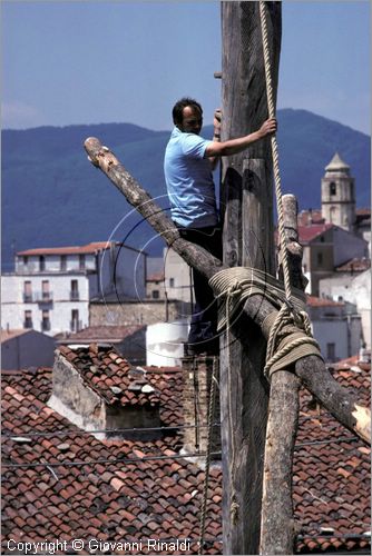 ITALY - ACCETTURA (MT)
"Matrimonio degli alberi" per San Giuliano (dall'ascensione al marted dopo la Pentecoste)
terza fase: erezione del Maggio