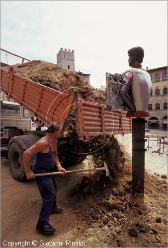 ITALY - AREZZO - Giostra del Saracino (ultima domenica di agosto e prima di settembre)
preparazione della pista in piazza Grande