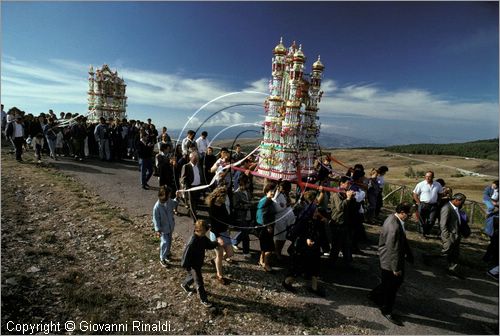 ITALY - AVIGLIANO (PZ) - Festa di Santa Maria del Carmine (8 e 9 settembre)
La processione della Madonna del Carmine scende dal Santuario sul Monte Carmine verso il paese preceduta dai "cinti" di candele e cartapesta