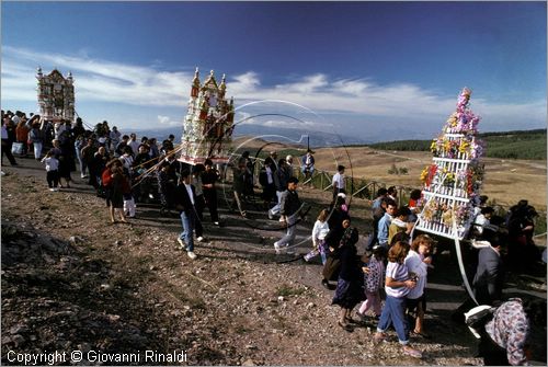 ITALY - AVIGLIANO (PZ) - Festa di Santa Maria del Carmine (8 e 9 settembre)
La processione della Madonna del Carmine scende dal Santuario sul Monte Carmine verso il paese preceduta dai "cinti" di candele e cartapesta