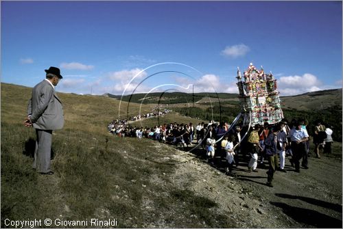 ITALY - AVIGLIANO (PZ) - Festa di Santa Maria del Carmine (8 e 9 settembre)
La processione della Madonna del Carmine scende dal Santuario sul Monte Carmine verso il paese preceduta dai "cinti" di candele e cartapesta