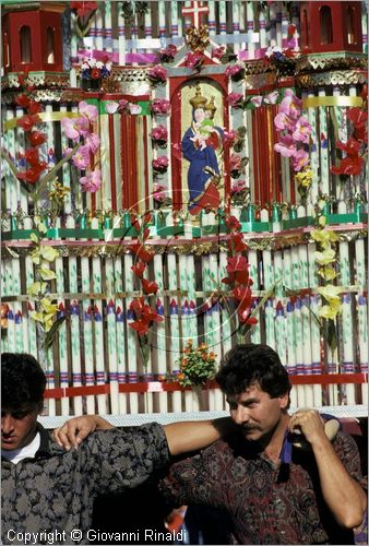 ITALY - AVIGLIANO (PZ) - Festa di Santa Maria del Carmine (8 e 9 settembre)
La processione della Madonna del Carmine scende dal Santuario sul Monte Carmine verso il paese preceduta dai "cinti" di candele e cartapesta