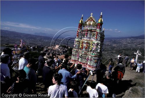 ITALY - AVIGLIANO (PZ) - Festa di Santa Maria del Carmine (8 e 9 settembre)
La processione della Madonna del Carmine scende dal Santuario sul Monte Carmine verso il paese preceduta dai "cinti" di candele e cartapesta