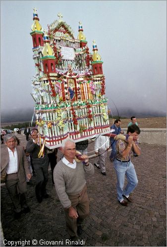 ITALY - AVIGLIANO (PZ) - Festa di Santa Maria del Carmine (8 e 9 settembre)
La processione della Madonna del Carmine scende dal Santuario sul Monte Carmine verso il paese preceduta dai "cinti" di candele e cartapesta