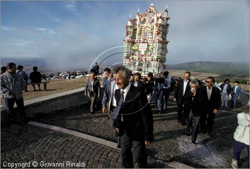 ITALY - AVIGLIANO (PZ) - Festa di Santa Maria del Carmine (8 e 9 settembre)
La processione della Madonna del Carmine scende dal Santuario sul Monte Carmine verso il paese preceduta dai "cinti" di candele e cartapesta