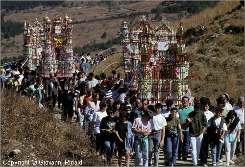 ITALY - AVIGLIANO (PZ) - Festa di Santa Maria del Carmine (8 e 9 settembre)
La processione della Madonna del Carmine scende dal Santuario sul Monte Carmine verso il paese preceduta dai "cinti" di candele e cartapesta